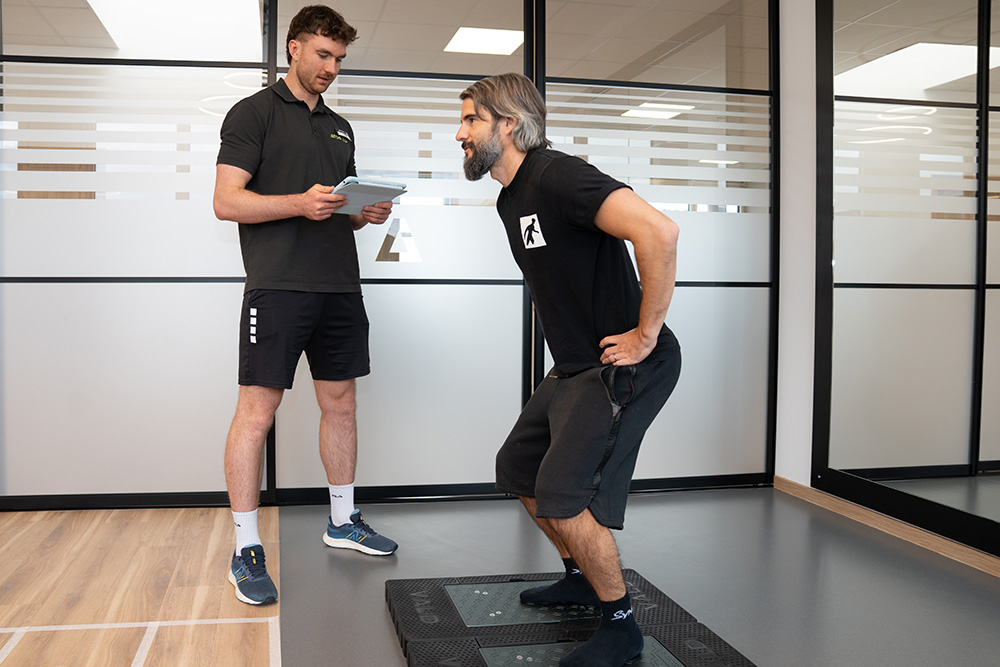 Physio auf der Trainingsfläche
